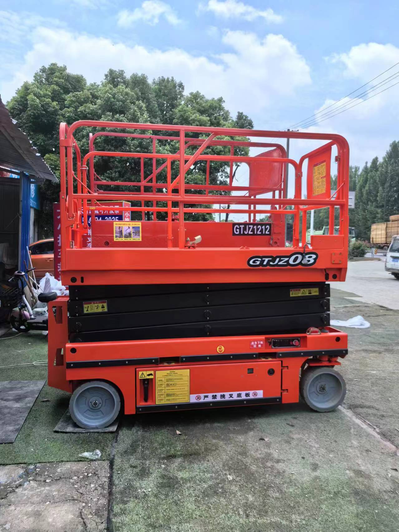 成都12米升降車多少錢一臺？